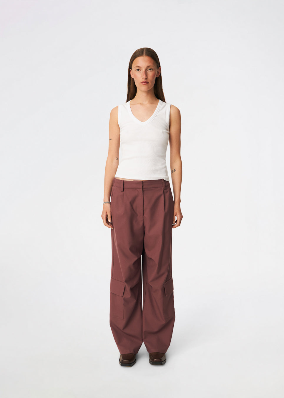 DeanneMD Pants are loose-fitting trousers with wide legs and a relaxed, modern silhouette. The trousers feature belt loops, an elasticated back waist and practical cargo pockets on the legs. Style them with a simple top or shirt for an effortless look, or pair with a blazer for a more tailored contrast. The model is 175 cm tall and is wearing a size S/36.