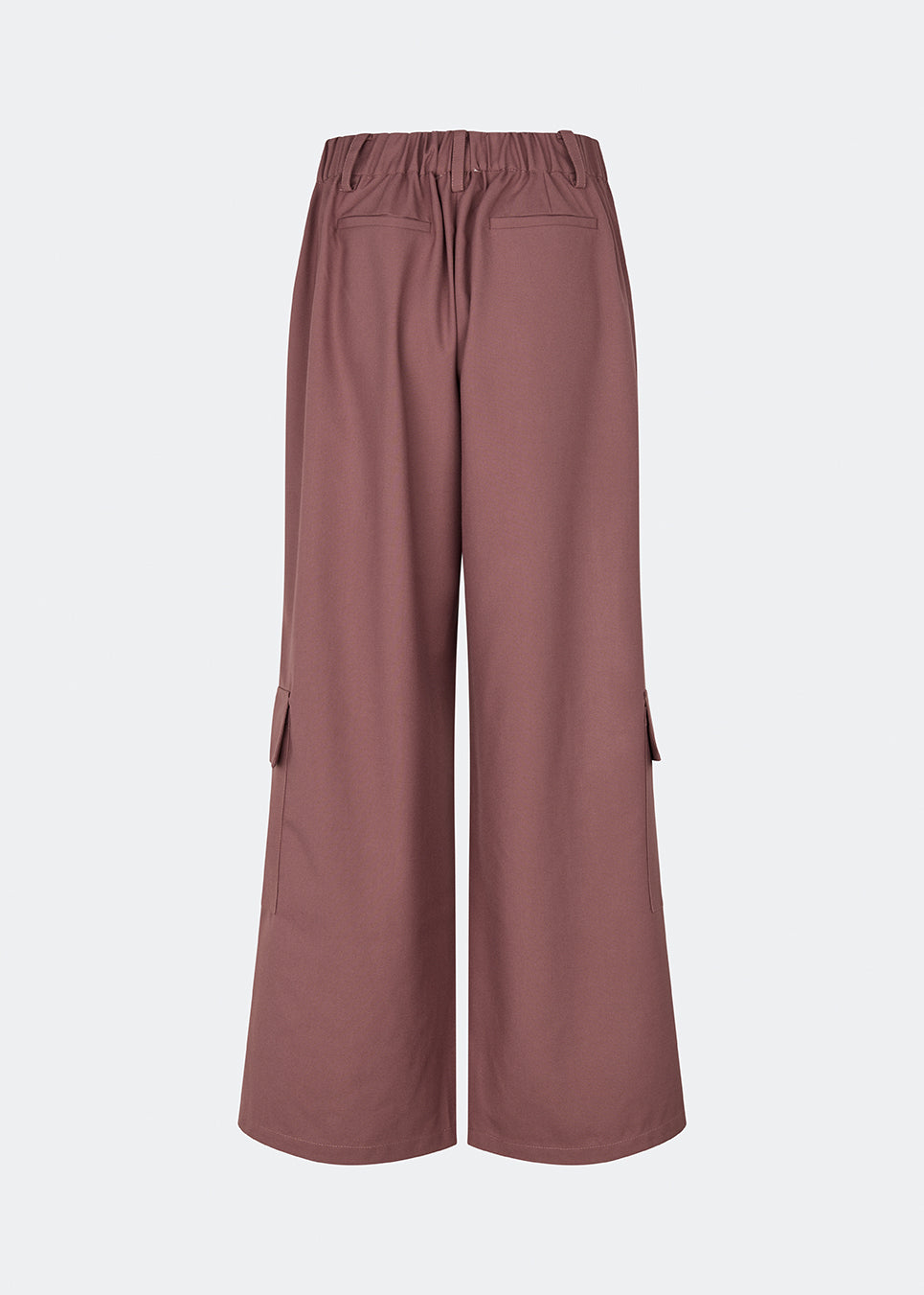 DeanneMD Pants are loose-fitting trousers with wide legs and a relaxed, modern silhouette. The trousers feature belt loops, an elasticated back waist and practical cargo pockets on the legs. Style them with a simple top or shirt for an effortless look, or pair with a blazer for a more tailored contrast. The model is 175 cm tall and is wearing a size S/36.