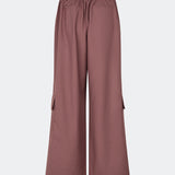 DeanneMD Pants are loose-fitting trousers with wide legs and a relaxed, modern silhouette. The trousers feature belt loops, an elasticated back waist and practical cargo pockets on the legs. Style them with a simple top or shirt for an effortless look, or pair with a blazer for a more tailored contrast. The model is 175 cm tall and is wearing a size S/36.