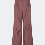 DeanneMD Pants are loose-fitting trousers with wide legs and a relaxed, modern silhouette. The trousers feature belt loops, an elasticated back waist and practical cargo pockets on the legs. Style them with a simple top or shirt for an effortless look, or pair with a blazer for a more tailored contrast. The model is 175 cm tall and is wearing a size S/36.