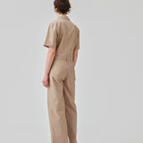 Jumpsuit in a crispy cotton blend with long, wide legs. DedeMD jumpsuit has short sleeves, collar, and zipper down the front. Belt straps at the waist. The model is 177 cm and wears a size S/36.
