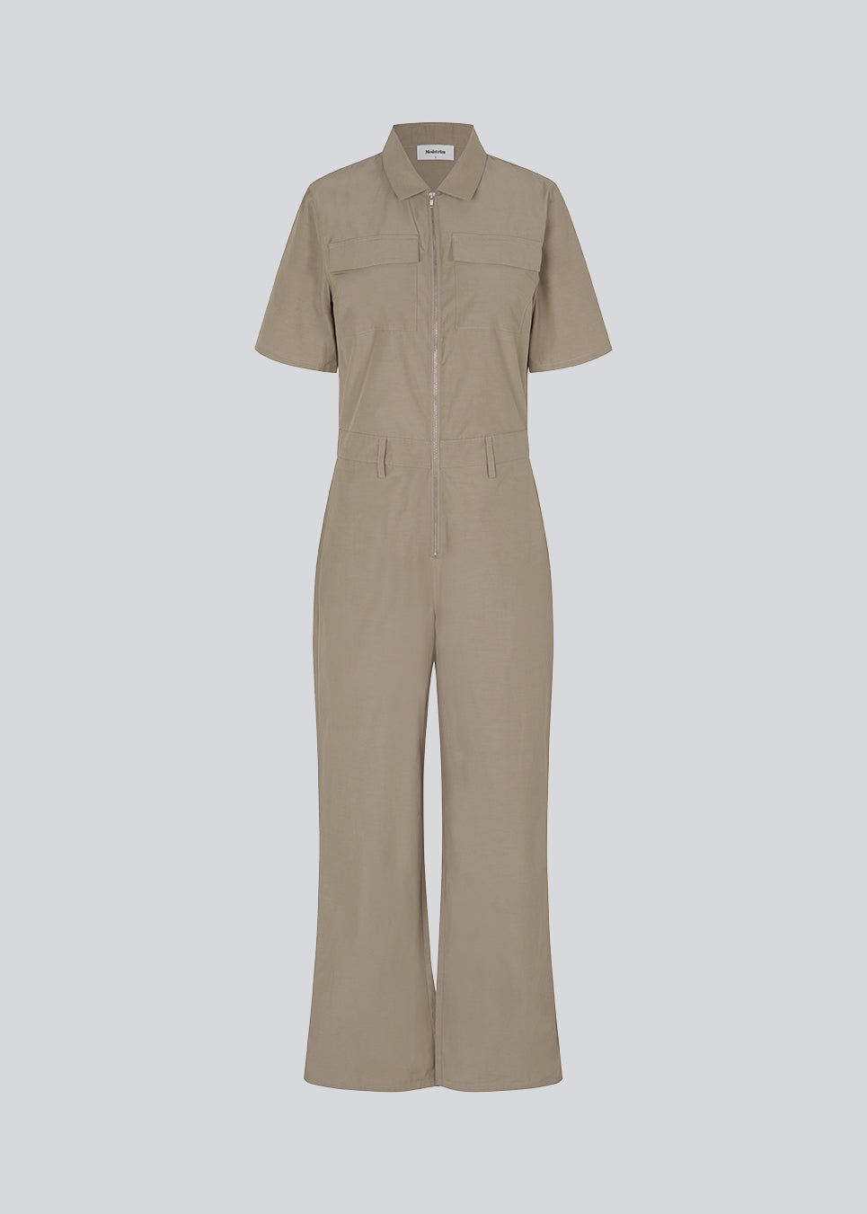 Jumpsuit in a crispy cotton blend with long, wide legs. DedeMD jumpsuit has short sleeves, collar, and zipper down the front. Belt straps at the waist. The model is 177 cm and wears a size S/36.