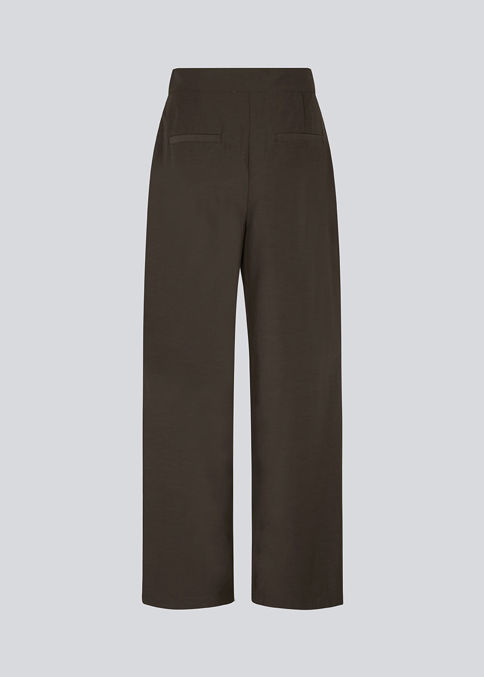 Suit pants in dark brown in a cotton blend with a relaxed silhouette and wide legs. DeenMD pants have a medium waist, zip fly, and pleats at the front. The model is 177 cm and wears a size S/36.