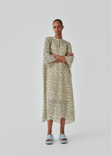 Long dress in a relaxed fit. DenaliMD print dress has a round neck with an opening in front, dropped shoulder, and wide 3/4 length sleeves. Lined. The model is 177 cm and wears a size S/36.