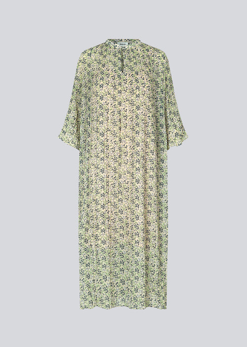 Long dress in a relaxed fit. DenaliMD print dress has a round neck with an opening in front, dropped shoulder, and wide 3/4 length sleeves. Lined. The model is 177 cm and wears a size S/36.