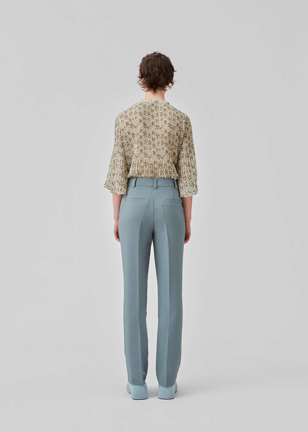 DenaliMD print top is designed with a relaxed silhouette with a low neck and wide sleeves cutting at the elbows. The model is 177 cm and wears a size S/36.