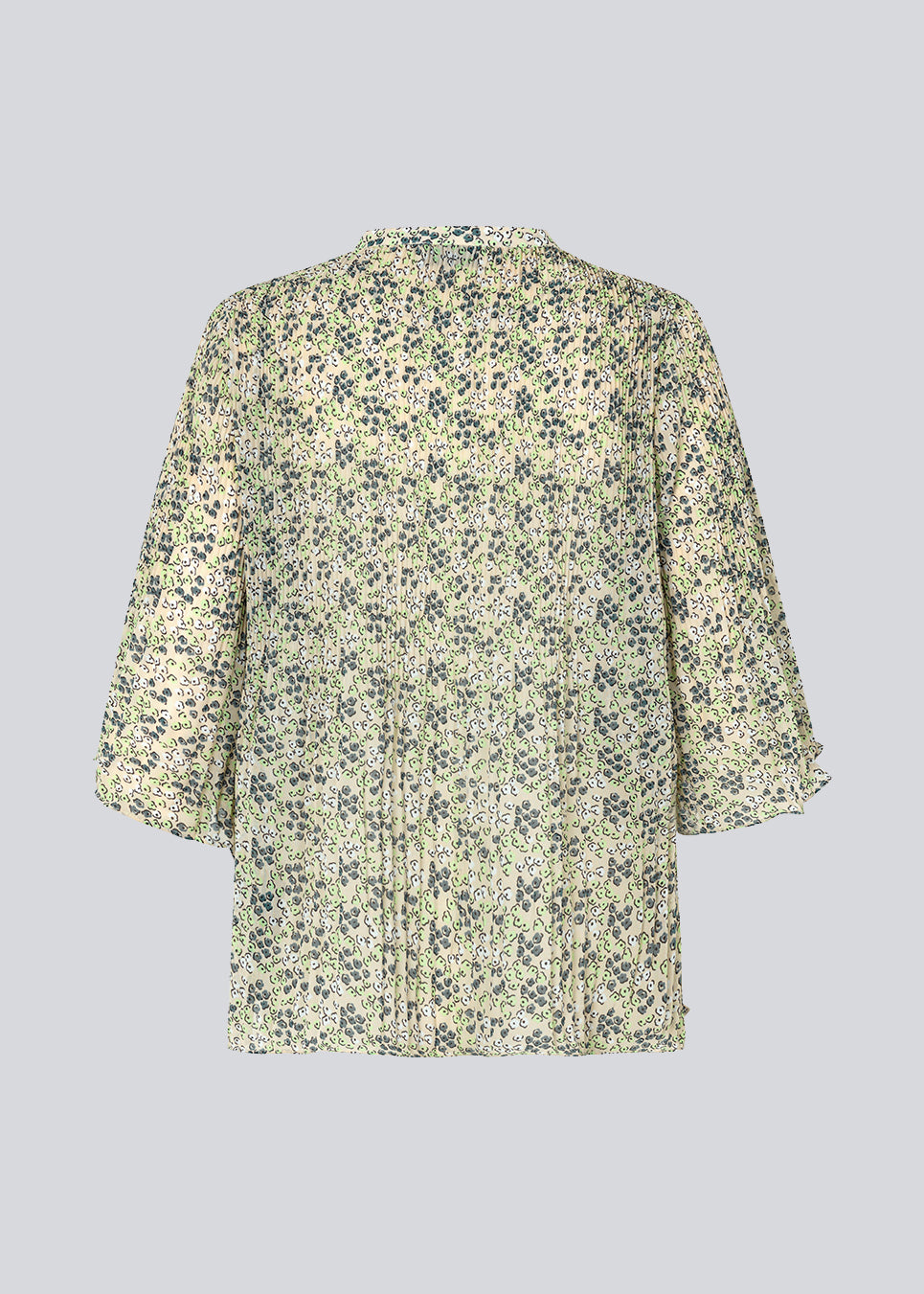 DenaliMD print top is designed with a relaxed silhouette with a low neck and wide sleeves cutting at the elbows. The model is 177 cm and wears a size S/36.