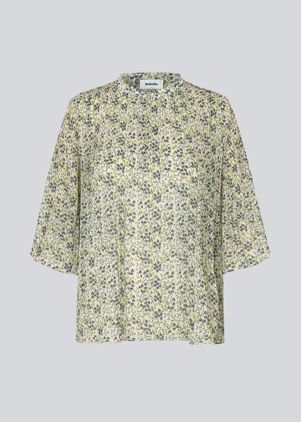 DenaliMD print top is designed with a relaxed silhouette with a low neck and wide sleeves cutting at the elbows. The model is 177 cm and wears a size S/36.