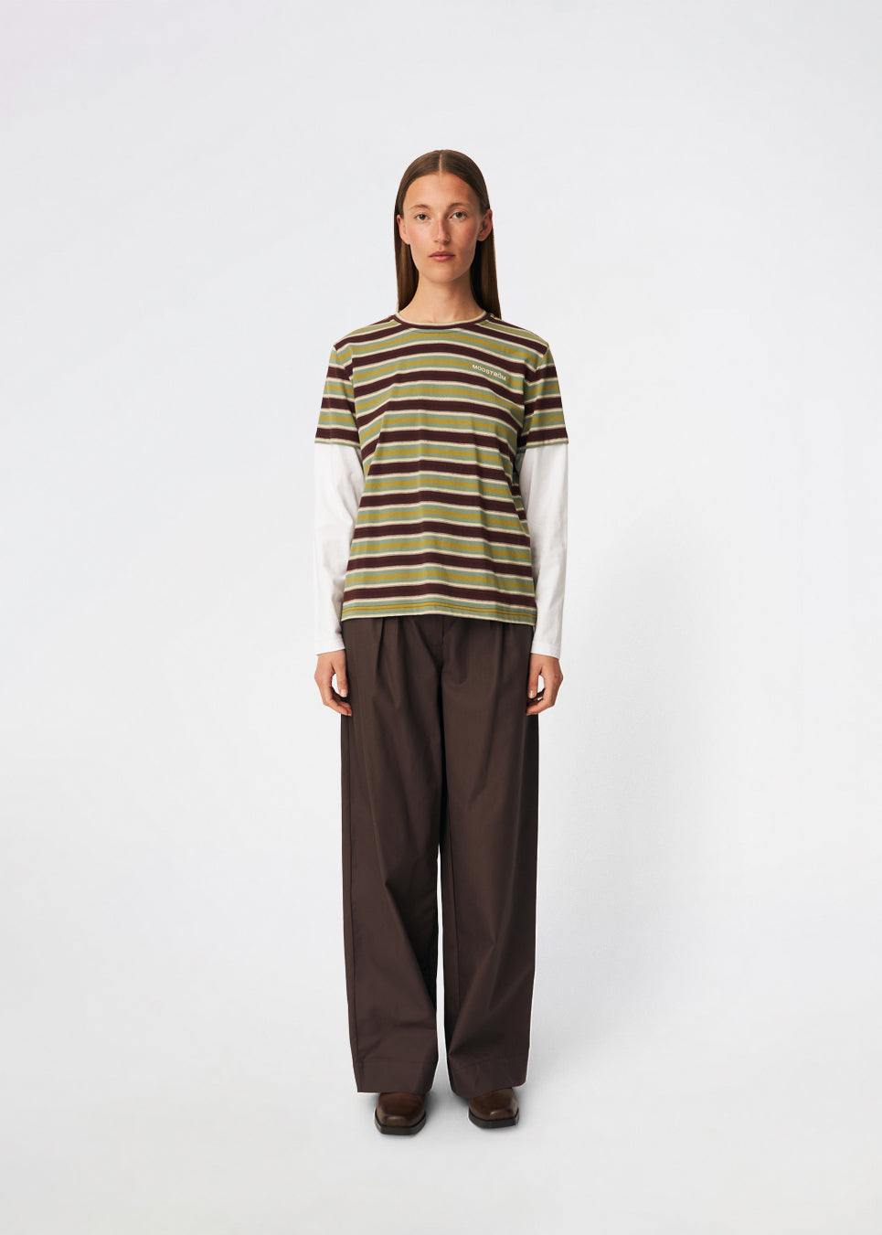 The Denismd Contrast Tee is a layered-look T-shirt combining a striped rib fabric with contrasting long sleeves for a relaxed, modern aesthetic. Designed with a loose fit, classic crew neckline, and an embroidered Modström logo at the chest for a sporty finish. Pair it with jeans, cargo trousers, or tailored pants for an effortless everyday look.