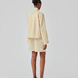 Cargo shorts in the color Pale Sun in nylon with wide legs. DilaraMD shorts have an elasticated waistband and two large patch pockets on the sides. The model is 177 cm and wears a size S/36.