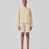 Cargo shorts in the color Pale Sun in nylon with wide legs. DilaraMD shorts have an elasticated waistband and two large patch pockets on the sides. The model is 177 cm and wears a size S/36.