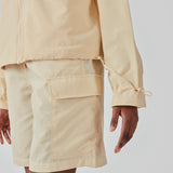 Cargo shorts in the color Pale Sun in nylon with wide legs. DilaraMD shorts have an elasticated waistband and two large patch pockets on the sides. The model is 177 cm and wears a size S/36.