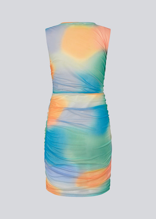 DinneMD print dress is designed for a form-fitting, sleeveless silhouette, has a round neckline, and ruched details on the front. Lined. The model is 177 cm and wears a size S/36.