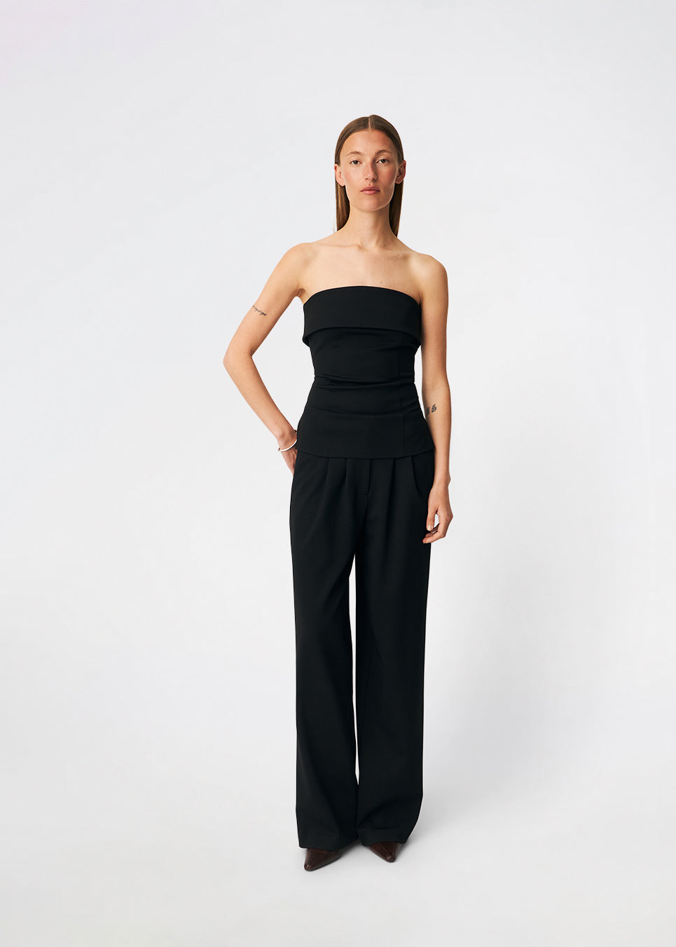 Wide-leg tailored pants with a high waist, front pleats, side pockets and flap pockets at the back. Wear them with the matching Dorit blazer or strapless top.