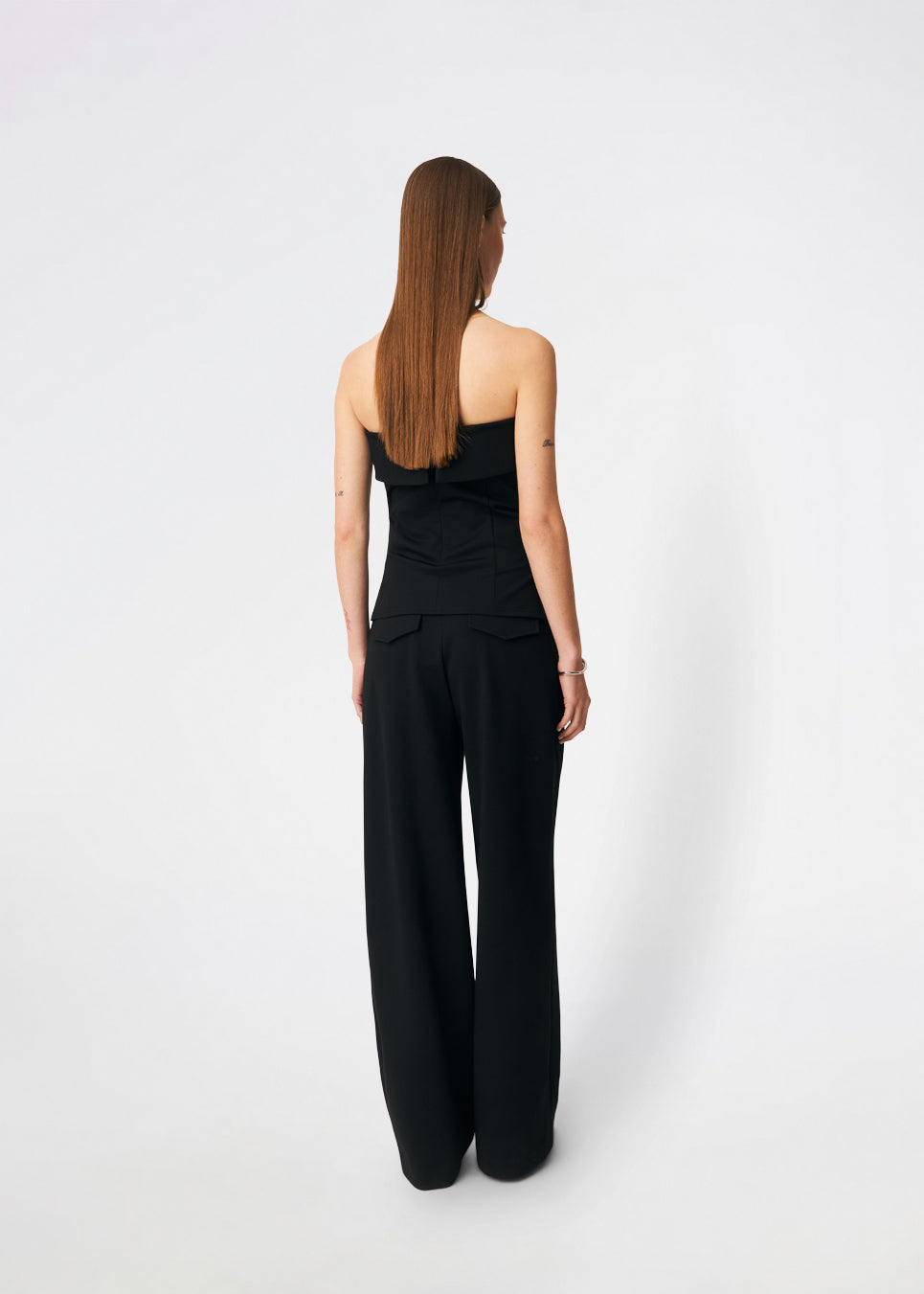 The Doritmd Top is an elegant strapless top with a fitted silhouette and a distinctive fold-over neckline for a modern, sophisticated look. Shaped seams create a flattering fit, while the concealed back zip ensures a clean finish. Pair it with the matching Doritmd Pants or a skirt for everything from elevated everyday dressing to evening occasions.