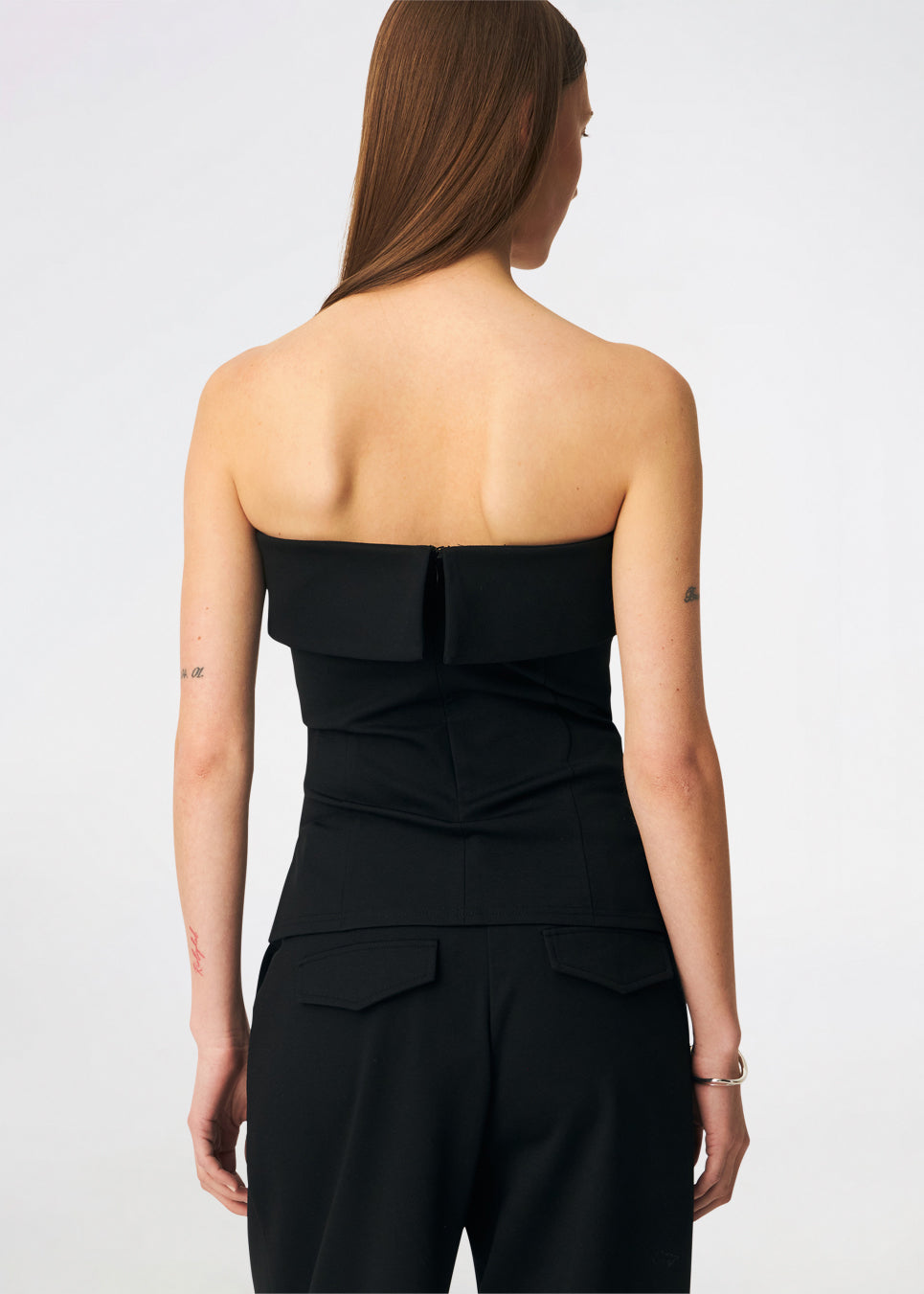 The Doritmd Top is an elegant strapless top with a fitted silhouette and a distinctive fold-over neckline for a modern, sophisticated look. Shaped seams create a flattering fit, while the concealed back zip ensures a clean finish. Pair it with the matching Doritmd Pants or a skirt for everything from elevated everyday dressing to evening occasions.