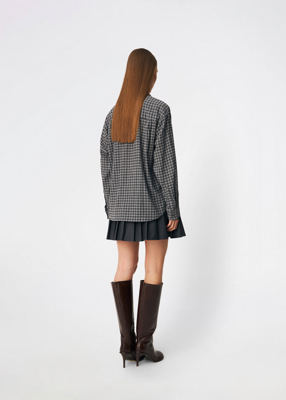 Classic shirt with a timeless checked pattern. Dorotheamd shirt is designed in a relaxed, slightly oversized silhouette with a classic collar, button-front closure, and a chest pocket. Long sleeves with buttoned cuffs complete the laid-back look. A versatile wardrobe staple that can be worn buttoned up with jeans or styled open over a T-shirt or tank top.