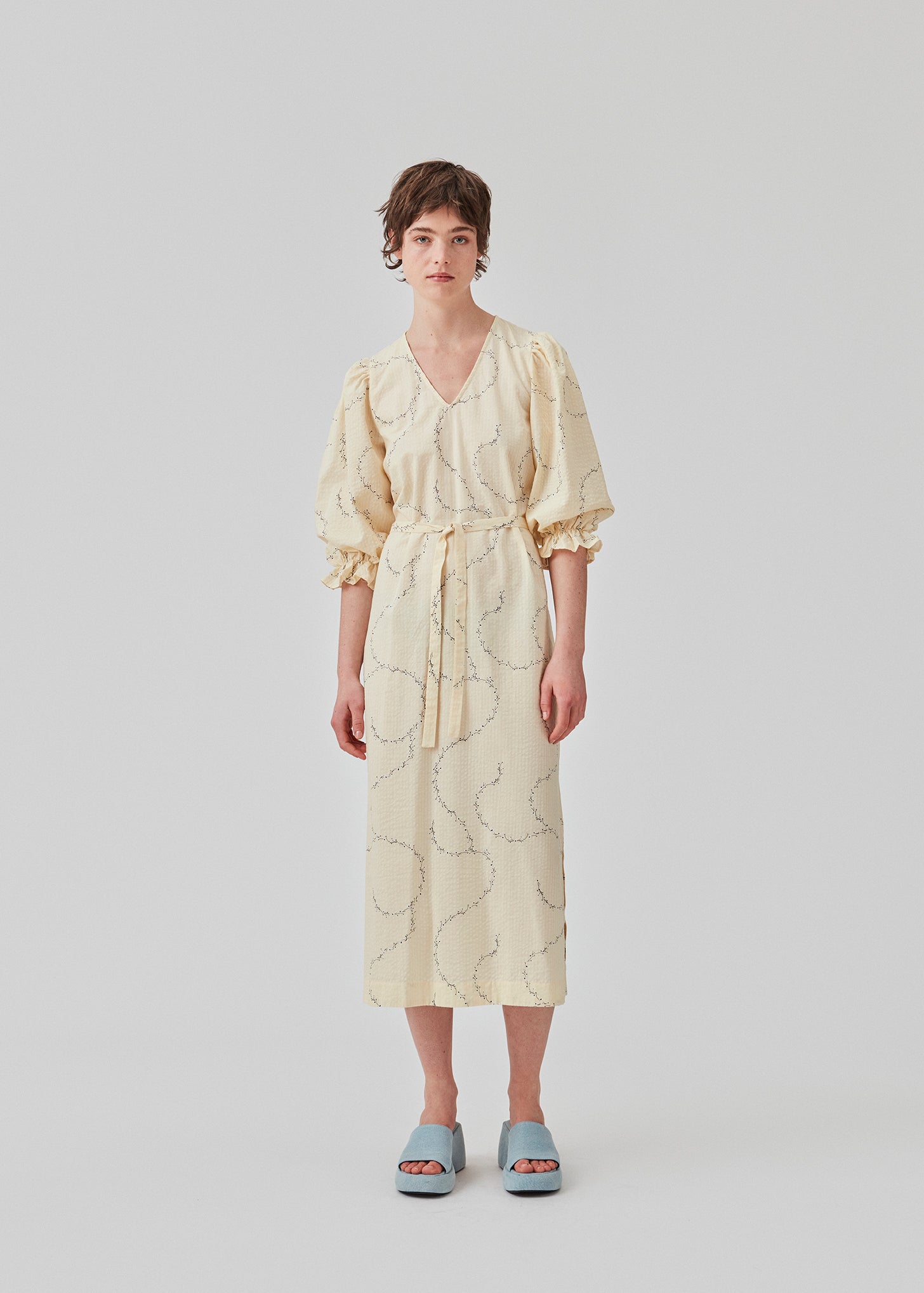 Long dress in relaxed fit made from a floral cotton mix. DravenMD print dress has 3/4 length balloon sleeves with elasticated cuff. Tie belt at waist. The model is 177 cm and wears a size S/36.