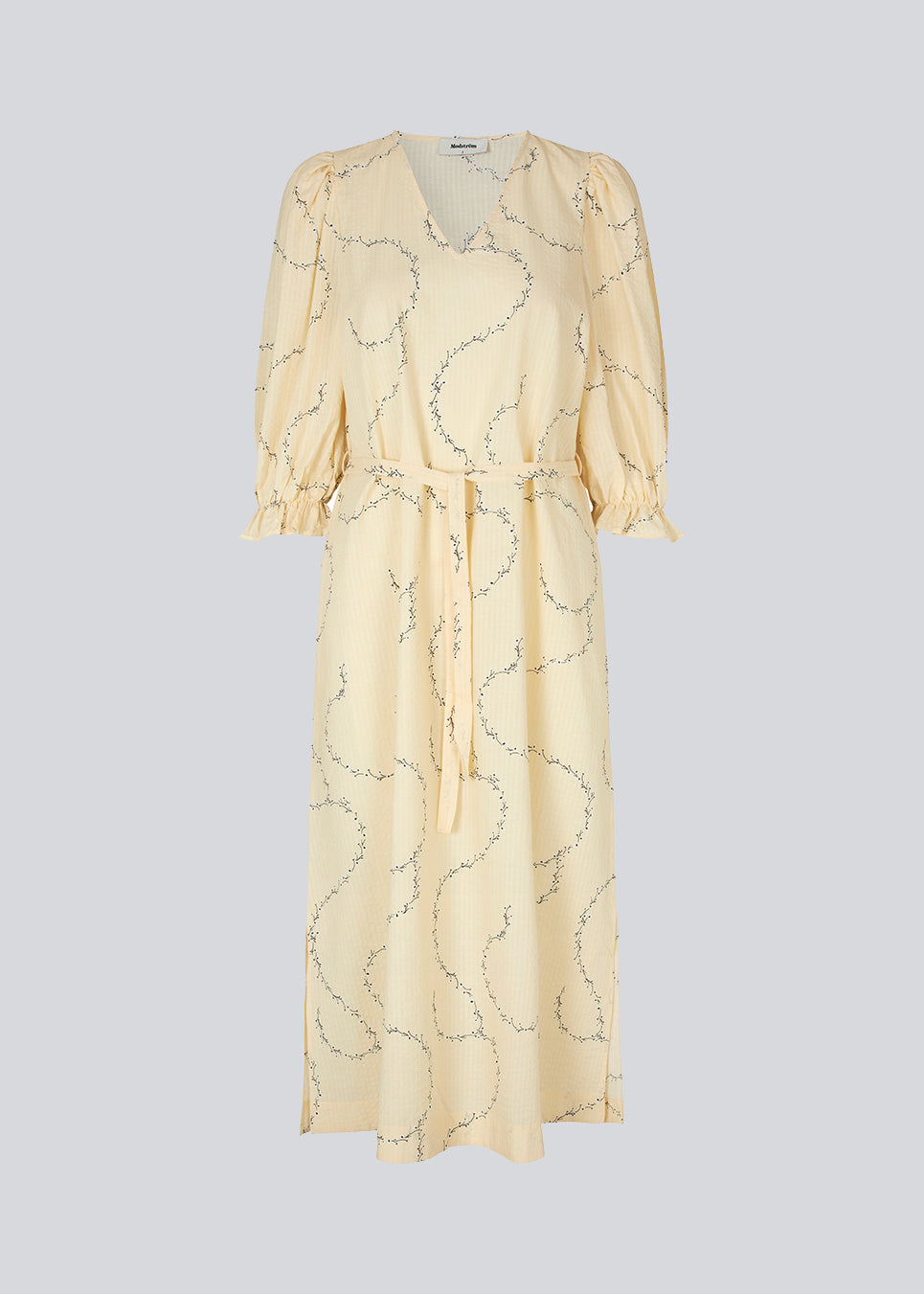 Long dress in relaxed fit made from a floral cotton mix. DravenMD print dress has 3/4 length balloon sleeves with elasticated cuff. Tie belt at waist. The model is 177 cm and wears a size S/36.