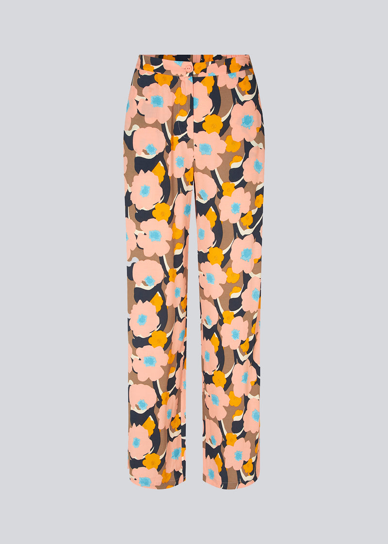 Pants with long, wide legs in a woven material. DustinMD print pants are designed with a medium waist with zip fly and button closure, along with elastication in the back. The model is 177 cm and wears a size S/36.