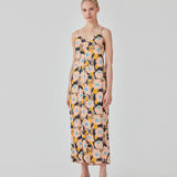 Midi dress in a relaxed fit and floral print. DustinMD print strap dress has a v-neck with ruched details in the center, narrow straps, and zipper in the back. Slit in front. The model is 177 cm and wears a size S/36.  Material: