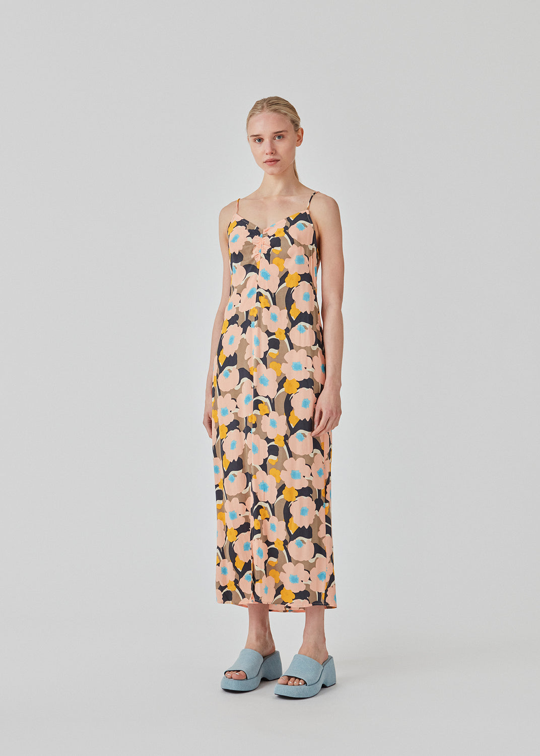Midi dress in a relaxed fit and floral print. DustinMD print strap dress has a v-neck with ruched details in the center, narrow straps, and zipper in the back. Slit in front. The model is 177 cm and wears a size S/36.  Material: