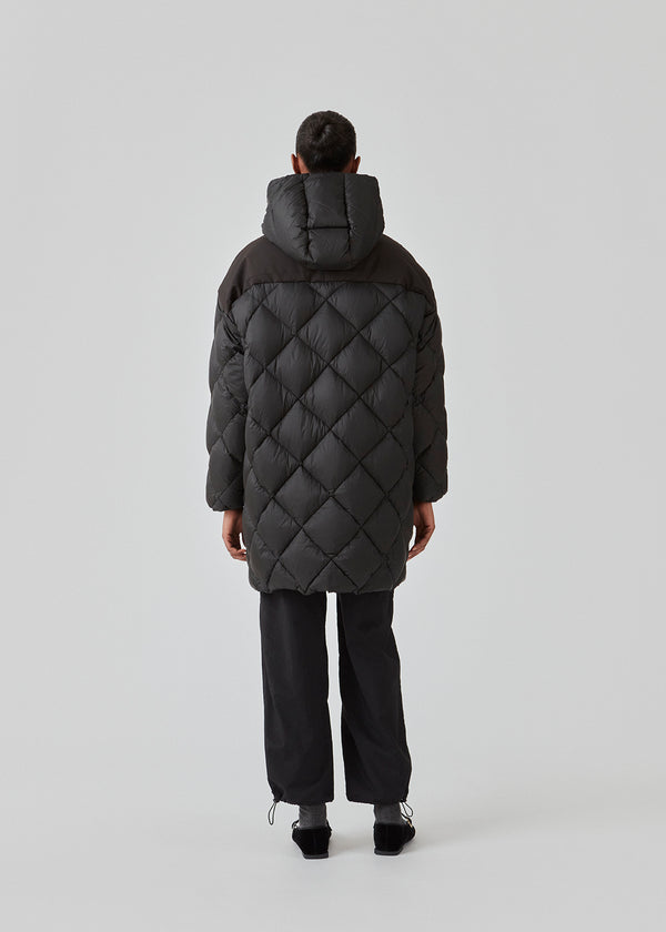 EddaMD jacket is a quilted down jacket with a normal fit. EddaMD jacket has a high collar with hood with wide pulls. Strong zippers down the front and on the pockets. The model is 175 cm and wears a size S/36.
