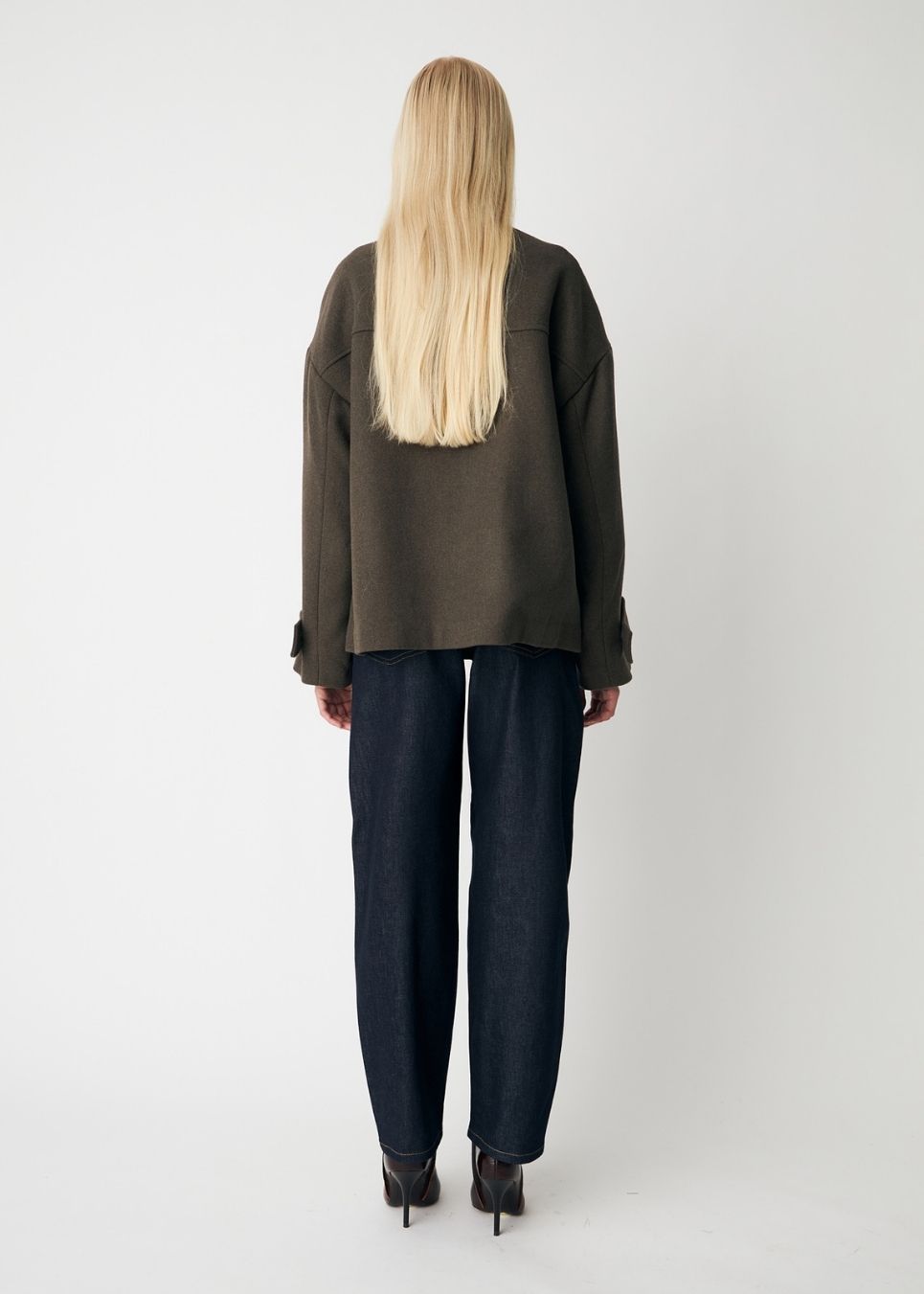 ElinorMD Jacket is a short jacket with a relaxed fit and high collar. The design features a full button fastening, large flap pockets and adjustable strap details at the cuffs. Style it over knitwear or a simple T-shirt as a classic layer for the transitional season.