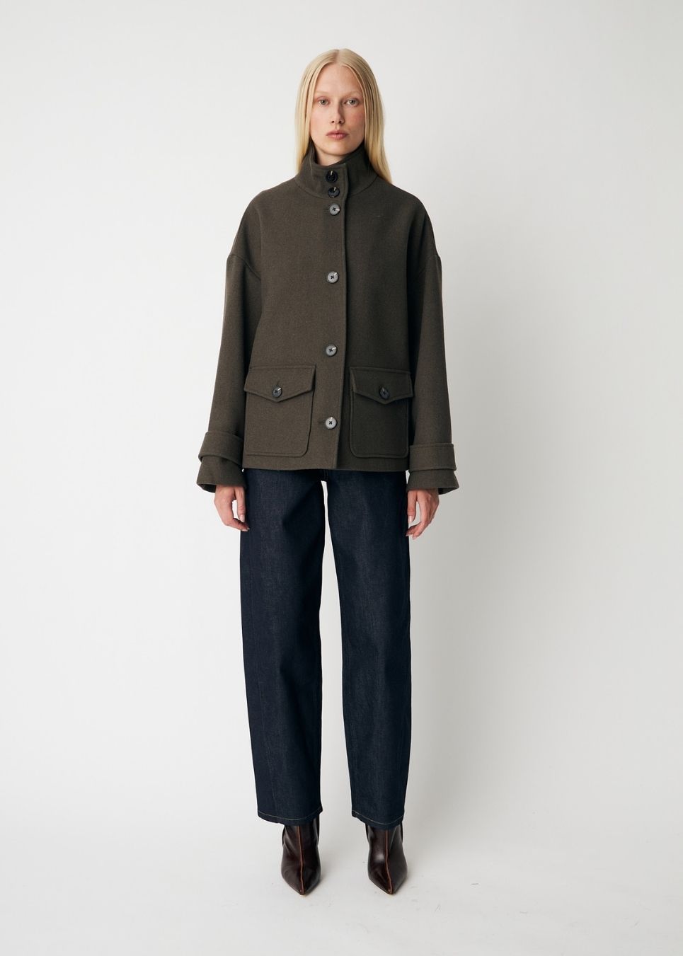 ElinorMD Jacket is a short jacket with a relaxed fit and high collar. The design features a full button fastening, large flap pockets and adjustable strap details at the cuffs. Style it over knitwear or a simple T-shirt as a classic layer for the transitional season.