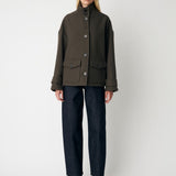 ElinorMD Jacket is a short jacket with a relaxed fit and high collar. The design features a full button fastening, large flap pockets and adjustable strap details at the cuffs. Style it over knitwear or a simple T-shirt as a classic layer for the transitional season.