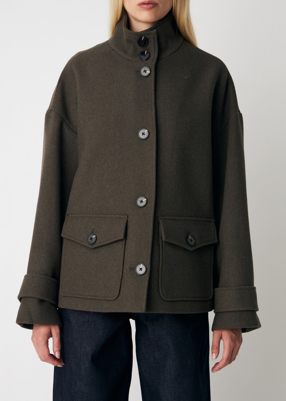 ElinorMD Jacket is a short jacket with a relaxed fit and high collar. The design features a full button fastening, large flap pockets and adjustable strap details at the cuffs. Style it over knitwear or a simple T-shirt as a classic layer for the transitional season.