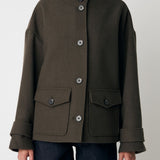 ElinorMD Jacket is a short jacket with a relaxed fit and high collar. The design features a full button fastening, large flap pockets and adjustable strap details at the cuffs. Style it over knitwear or a simple T-shirt as a classic layer for the transitional season.