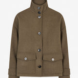 ElinorMD Jacket is a short jacket with a relaxed fit and high collar. The design features a full button fastening, large flap pockets and adjustable strap details at the cuffs. Style it over knitwear or a simple T-shirt as a classic layer for the transitional season.