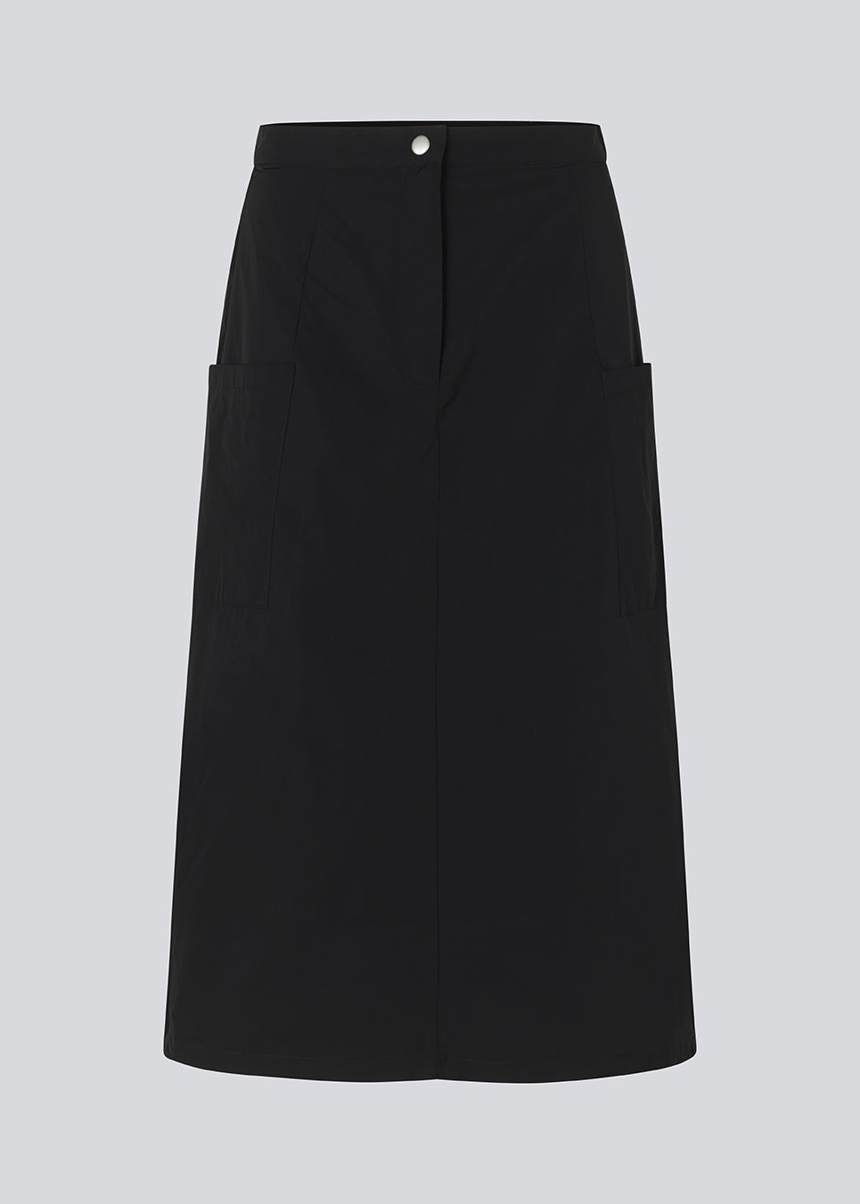 Midi skirt in black in a crisp woven quality. EmeryMD skirt has two patch pockets and a slit at each side. The model is 175 cm and wears a size S/36.