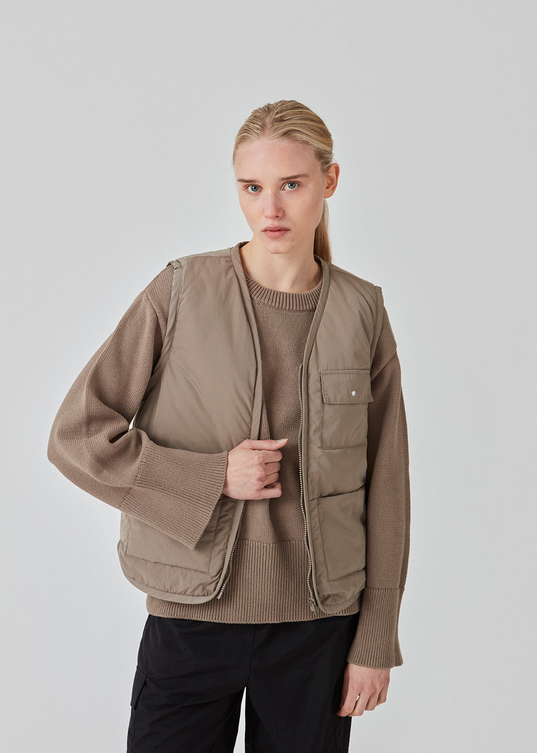 Nylon vest with lining and v-neckline with zipper. EmeryMD vest has a patch pocket with flap on the chest and two hidden pockets in front with a small logo print. The model is 175 cm and wears a size S/36.