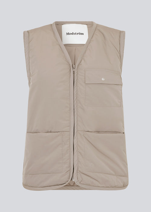 Nylon vest with lining and v-neckline with zipper. EmeryMD vest has a patch pocket with flap on the chest and two hidden pockets in front with a small logo print. The model is 175 cm and wears a size S/36.