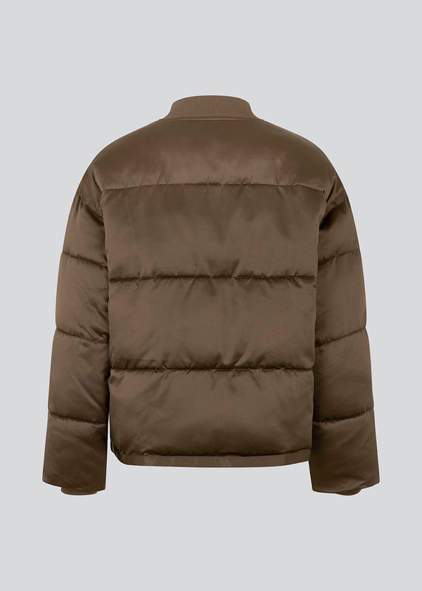 Bomber jacket in brown made from a satin quality lined with recycled polyester. EmilMD jacket has a round neck with standing ribbed collar and a strong zipper in front.
