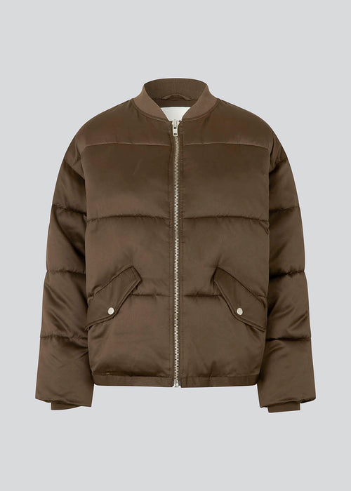 Bomber jacket in brown made from a satin quality lined with recycled polyester. EmilMD jacket has a round neck with standing ribbed collar and a strong zipper in front.