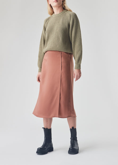 Elegant skirt with wrap effect. Esmaralda skirt is knee long and has elestic back at the waist. The skirt has a simple design and are therefore easy to style with a beautiful top or a long sweater.