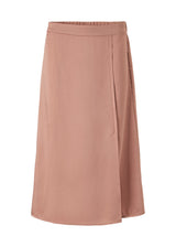 Elegant skirt with wrap effect. Esmaralda skirt is knee long and has elestic back at the waist. The skirt has a simple design and are therefore easy to style with a beautiful top or a long sweater.