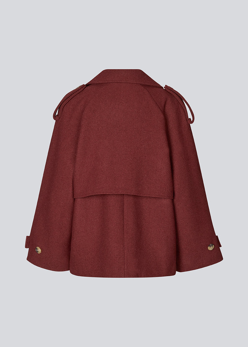 Cropped double-breasted wool coat in burgundy/dark red with hidden buttons. EsmundMD jacket has classic coat details with raglan sleeves and a high yoke at the back. Lined.&nbsp;