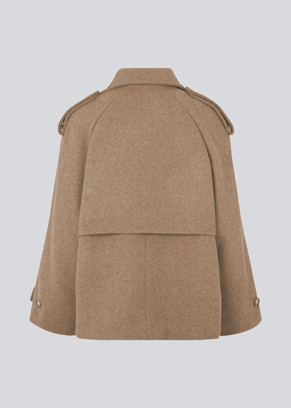 Cropped double-breasted wool coat with hidden buttons. EsmundMD jacket, in Brown Sugar, has classic coat details with raglan sleeves and an high yoke at the back. Lined. The model is 175 cm and wears a size S/36.