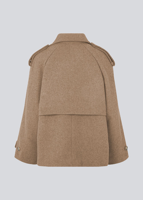 Cropped double-breasted wool coat with hidden buttons. EsmundMD jacket, in Brown Sugar, has classic coat details with raglan sleeves and an high yoke at the back. Lined. The model is 175 cm and wears a size S/36.