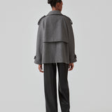 Cropped double-breasted wool coat with hidden buttons. EsmundMD jacket, in the colot Dark Grey Melange, has classic coat details with raglan sleeves and an high yoke at the back. Lined. The model is 175 cm and wears a size S/36.