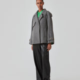 Cropped double-breasted wool coat with hidden buttons. EsmundMD jacket, in the colot Dark Grey Melange, has classic coat details with raglan sleeves and an high yoke at the back. Lined. The model is 175 cm and wears a size S/36.