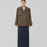 Cropped double-breasted wool coat in a brown color with hidden buttons. EsmundMD jacket has classic coat details with raglan sleeves and an high yoke at the back. Lined. The model is 175 cm and wears a size S/36.