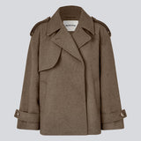 Cropped double-breasted wool coat in a brown color with hidden buttons. EsmundMD jacket has classic coat details with raglan sleeves and an high yoke at the back. Lined. The model is 175 cm and wears a size S/36.