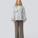 Cropped double-breasted wool coat in light grey with hidden buttons. EsmundMD jacket has classic coat details with raglan sleeves and an high yoke at the back. Lined. The model is 175 cm and wears a size S/36.
