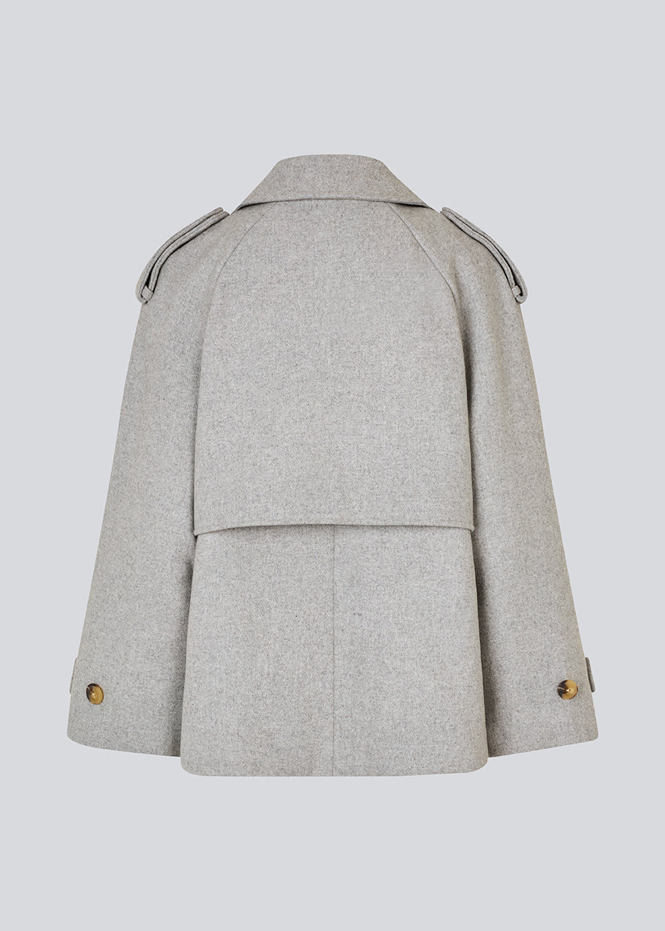 Cropped double-breasted wool coat in light grey with hidden buttons. EsmundMD jacket has classic coat details with raglan sleeves and an high yoke at the back. Lined. The model is 175 cm and wears a size S/36.