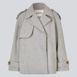 Cropped double-breasted wool coat in light grey with hidden buttons. EsmundMD jacket has classic coat details with raglan sleeves and an high yoke at the back. Lined. The model is 175 cm and wears a size S/36.